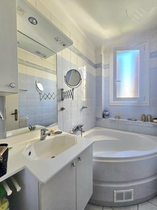 Bel appartement lumineux T5 de 134 m2, 4 chambres, 2 salles d'eau au centre de BASTIA (20200)