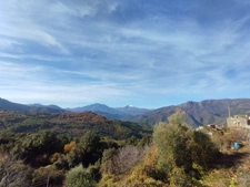 Belle maison en pierre rénovée, 4 chambres dont une chambre indépendante, très calme, jardin, vue montagne à BISINCHI (Haute Corse)
