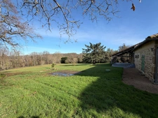 MARCIAC(32): cachée, au bout d'un chemin privé, PROPRIETE sur 2ha, anciens Bains avec sa source encore présente, dépendance, authenticité assurée !