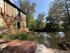 MARCIAC(32) proche: AUTHENTIQUE MOULIN SEIGNEURIAL d'EXCEPTION  des XIV-XVIIIs, caché, avec son bief baignable, 1.5 HECTARE, élégante rénovation, meublé, tennis, RARE