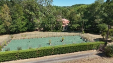 MARCIAC(32) proche: AUTHENTIQUE MOULIN SEIGNEURIAL d'EXCEPTION  des XIV-XVIIIs, caché, avec son bief baignable, 1.5 HECTARE, élégante rénovation, meublé, tennis, RARE