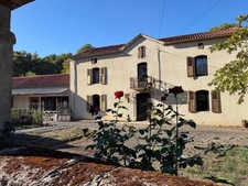 Near Plaisance (32) and Maubourguet (65): In a peaceful setting, a beautiful 180m² rural property on 1.5 hectares of wooded land, requiring no work, with no overlooking neighbors... A truly special pl