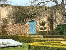 Elegant 18th-century château, requiring no work, on 1 hectare enclosed by walls, landscaped garden, chapel, orangery, outbuildings, ideal for family or events, near Pau, Lourdes, Marciac, Tarbes...
