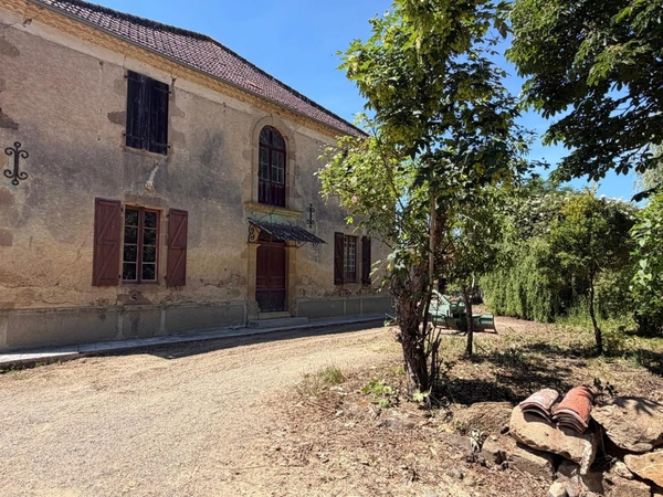  PLAISANCE (32); AUTHENTIQUE MAISON GASCONNE 300M2 dans son jus, un peu cachée, 1HA grandes dependances...