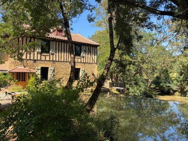 MARCIAC(32) proche: AUTHENTIQUE MOULIN SEIGNEURIAL d'EXCEPTION  des XIV-XVIIIs, caché, avec son bief baignable, 1.5 HECTARE, élégante rénovation, meublé, tennis, RARE