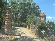 MARCIAC (32): Former seigniory, beautiful 14th-century castle on +3hectares, hidden at the end of the road, no neighbors, in the countryside, 500m2 of living space, heated swimming pool, discover the 