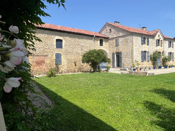 PLAISANCE DU GERS 10 min: ELEGANTE MAISON DE CARACTERE, restaurée par architecte, 320m2, 4700m2 en partie clos