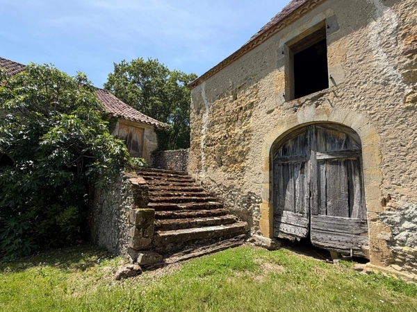 Gers(32), TRES BEAU CHATEAU DE FAMILLE 45HA avec dependances, un peu caché, en position dominante, une belle histoire 