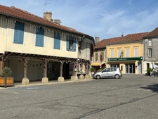 AIGNAN(32) : ELEGANTE MAISON TRADITIONNELLE  des années 80, SANS TRAVAUX, 150m2 habitables, bien située à AIGNAN, sur 2.000m2, les commerces A PIED !