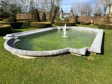 Elegant 18th-century château, requiring no work, on 1 hectare enclosed by walls, landscaped garden, chapel, orangery, outbuildings, ideal for family or events, near Pau, Lourdes, Marciac, Tarbes...