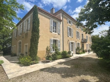 Dpt  (32) : ELEGANT CHATEAU XIX, sans travaux, bases médievales avec douves, piscine, sur 9100m2 jardin clos, 