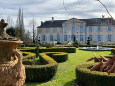 Elegant 18th-century château, requiring no work, on 1 hectare enclosed by walls, landscaped garden, chapel, orangery, outbuildings, ideal for family or events, near Pau, Lourdes, Marciac, Tarbes...