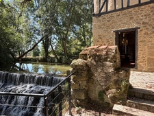 MARCIAC(32) proche: AUTHENTIQUE MOULIN SEIGNEURIAL d'EXCEPTION  des XIV-XVIIIs, caché, avec son bief baignable, 1.5 HECTARE, élégante rénovation, meublé, tennis, RARE