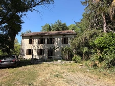 MARCIAC(32): cachée, au bout d'un chemin privé, PROPRIETE sur 2ha, anciens Bains avec sa source encore présente, dépendance, authenticité assurée !
