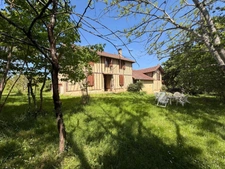 Nogaro(32) 7 km, ANCIENNE METAIRIE GASCONNE 280m2 dont 160m2 habtiables sur 4.5ha, au bout d'un long chemin, CACHEE, SANS VIS A VIS, 5 ha de bois et terres, AU CALME, dépendances, rare