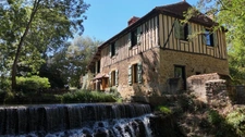 MARCIAC(32) proche: AUTHENTIQUE MOULIN SEIGNEURIAL d'EXCEPTION  des XIV-XVIIIs, caché, avec son bief baignable, 1.5 HECTARE, élégante rénovation, meublé, tennis, RARE