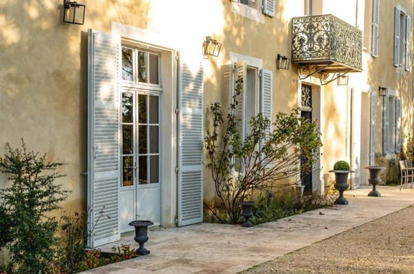 Dpt  (32) : ELEGANT CHATEAU XIX, sans travaux, bases médievales avec douves, piscine, sur 9100m2 jardin clos, 