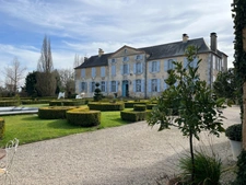 Elegant 18th-century château, requiring no work, on 1 hectare enclosed by walls, landscaped garden, chapel, orangery, outbuildings, ideal for family or events, near Pau, Lourdes, Marciac, Tarbes...