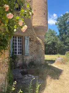 MARCIAC (32): Former seigniory, beautiful 14th-century castle on +3hectares, hidden at the end of the road, no neighbors, in the countryside, 500m2 of living space, heated swimming pool, discover the 