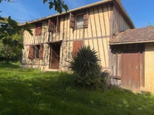 Nogaro(32) 7 km, ANCIENNE METAIRIE GASCONNE 280m2 dont 160m2 habtiables sur 4.5ha, au bout d'un long chemin, CACHEE, SANS VIS A VIS, 5 ha de bois et terres, AU CALME, dépendances, rare