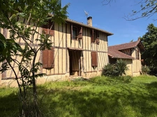 Nogaro(32) 7 km, ANCIENNE METAIRIE GASCONNE 280m2 dont 160m2 habtiables sur 4.5ha, au bout d'un long chemin, CACHEE, SANS VIS A VIS, 5 ha de bois et terres, AU CALME, dépendances, rare
