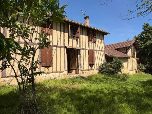 Nogaro(32) 7 km, ANCIENNE METAIRIE GASCONNE 280m2 dont 160m2 habtiables sur 4.5ha, au bout d'un long chemin, CACHEE, SANS VIS A VIS, 5 ha de bois et terres, AU CALME, dépendances, rare