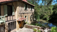 MARCIAC(32) proche: AUTHENTIQUE MOULIN SEIGNEURIAL d'EXCEPTION  des XIV-XVIIIs, caché, avec son bief baignable, 1.5 HECTARE, élégante rénovation, meublé, tennis, RARE