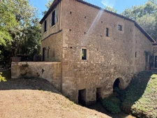MARCIAC(32) proche: AUTHENTIQUE MOULIN SEIGNEURIAL d'EXCEPTION  des XIV-XVIIIs, caché, avec son bief baignable, 1.5 HECTARE, élégante rénovation, meublé, tennis, RARE
