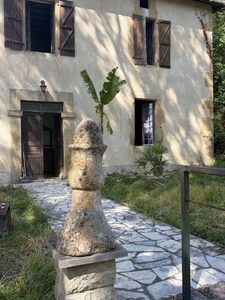 MARCIAC(32): cachée, au bout d'un chemin privé, PROPRIETE sur 2ha, anciens Bains avec sa source encore présente, dépendance, authenticité assurée !
