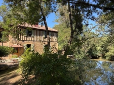 MARCIAC(32) proche: AUTHENTIQUE MOULIN SEIGNEURIAL d'EXCEPTION  des XIV-XVIIIs, caché, avec son bief baignable, 1.5 HECTARE, élégante rénovation, meublé, tennis, RARE