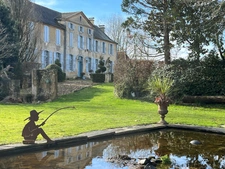 Elegant 18th-century château, requiring no work, on 1 hectare enclosed by walls, landscaped garden, chapel, orangery, outbuildings, ideal for family or events, near Pau, Lourdes, Marciac, Tarbes...