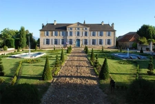 Elegant 18th-century château, requiring no work, on 1 hectare enclosed by walls, landscaped garden, chapel, orangery, outbuildings, ideal for family or events, near Pau, Lourdes, Marciac, Tarbes...