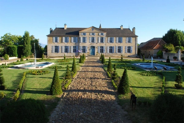 ELEGANT CHATEAU XVIIIs, sans travaux, sur 1 hectare clos de murs, jardin paysagé, chapelle, orangerie, dépendances, pour famille, evenementiel  près de Pau, Lourdes, Marciac, Tarbes ...