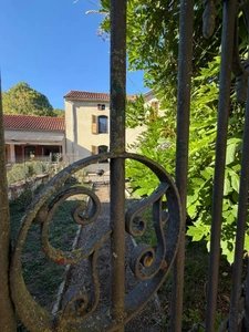 Near Plaisance (32) and Maubourguet (65): In a peaceful setting, a beautiful 180m² rural property on 1.5 hectares of wooded land, requiring no work, with no overlooking neighbors... A truly special pl