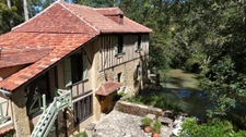 MARCIAC(32) proche: AUTHENTIQUE MOULIN SEIGNEURIAL d'EXCEPTION  des XIV-XVIIIs, caché, avec son bief baignable, 1.5 HECTARE, élégante rénovation, meublé, tennis, RARE