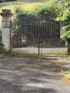 Near Plaisance (32) and Maubourguet (65): In a peaceful setting, a beautiful 180m² rural property on 1.5 hectares of wooded land, requiring no work, with no overlooking neighbors... A truly special pl