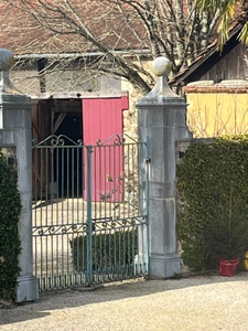 Elegant 18th-century château, requiring no work, on 1 hectare enclosed by walls, landscaped garden, chapel, orangery, outbuildings, ideal for family or events, near Pau, Lourdes, Marciac, Tarbes...