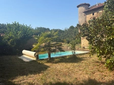 MARCIAC (32): Former seigniory, beautiful 14th-century castle on +3hectares, hidden at the end of the road, no neighbors, in the countryside, 500m2 of living space, heated swimming pool, discover the 