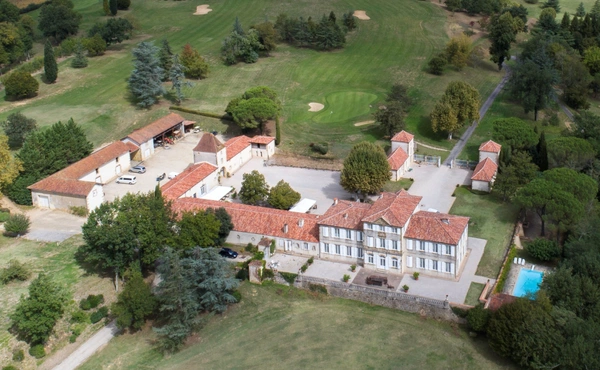 Élégant château du XIXᵉ siècle sur 70 ha, vue panoramique sur les Pyrénées, à 1h30 de Toulouse-Blagnac.