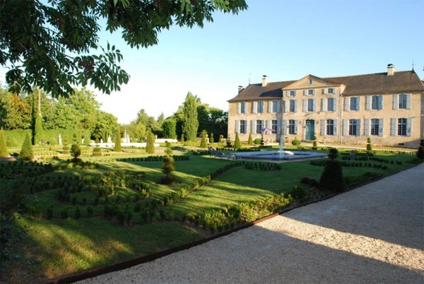 ELEGANT CHATEAU XVIIIs, sans travaux, sur 1 hectare clos de murs, jardin paysagé, chapelle, orangerie, dépendances, pour famille, evenementiel  près de Pau, Lourdes, Marciac, Tarbes ...