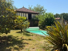 MARCIAC (32): Former seigniory, beautiful 14th-century castle on +3hectares, hidden at the end of the road, no neighbors, in the countryside, 500m2 of living space, heated swimming pool, discover the 