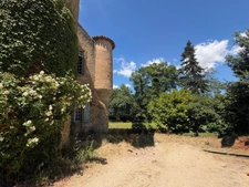 MARCIAC (32): Former seigniory, beautiful 14th-century castle on +3hectares, hidden at the end of the road, no neighbors, in the countryside, 500m2 of living space, heated swimming pool, discover the 