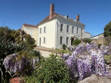 PLAISANCE DU GERS (32), ELEGANTE et HISTORIQUE MAISON BOURGEOISE, dépendances, garage, 3200m² clos et paysagé.