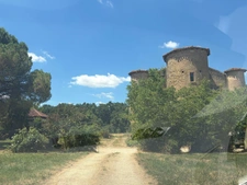 MARCIAC (32): Former seigniory, beautiful 14th-century castle on +3hectares, hidden at the end of the road, no neighbors, in the countryside, 500m2 of living space, heated swimming pool, discover the 