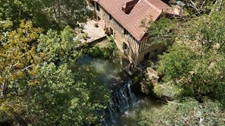 MARCIAC(32) proche: AUTHENTIQUE MOULIN SEIGNEURIAL d'EXCEPTION  des XIV-XVIIIs, caché, avec son bief baignable, 1.5 HECTARE, élégante rénovation, meublé, tennis, RARE