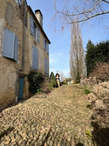 Elegant 18th-century château, requiring no work, on 1 hectare enclosed by walls, landscaped garden, chapel, orangery, outbuildings, ideal for family or events, near Pau, Lourdes, Marciac, Tarbes...
