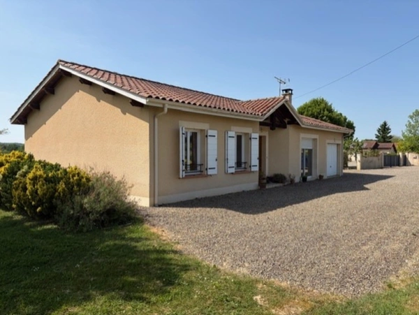 PLAISANCE (32): agréable MAISON de 2009, 3 chambres, gande piece de vie, VUE, calme, 2300m2 jardin clos plat.
