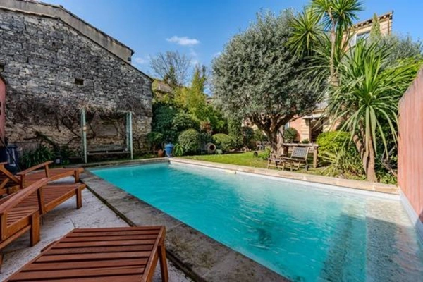 UZES(30): élégante MAISON BOURGEOISE, au cœur de UZES, au calme, jardin, piscine, intimité préservée