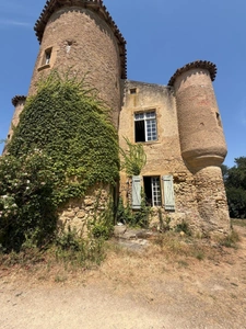 MARCIAC (32): Former seigniory, beautiful 14th-century castle on +3hectares, hidden at the end of the road, no neighbors, in the countryside, 500m2 of living space, heated swimming pool, discover the 