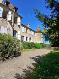 Gers (32), VERY BEAUTIFUL FAMILY CASTLE, 45HA with outbuildings, somewhat hidden, in a dominant position, a beautiful history 